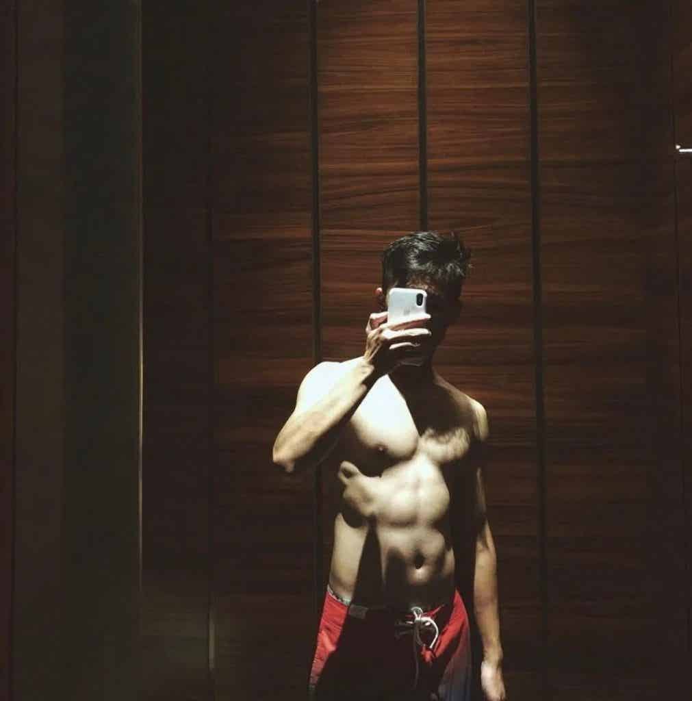 高颜值帅气肌肉男孩，胸肌非常诱惑！