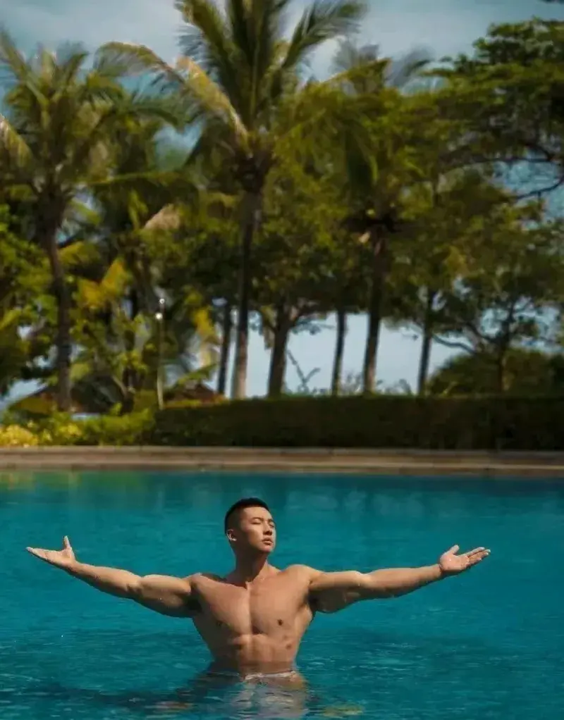 肌肉网红祝万成 29 退伍后实力超强,丛林野性十足 肌肉网红祝万成 29 退伍后实力超强,丛林野性十足