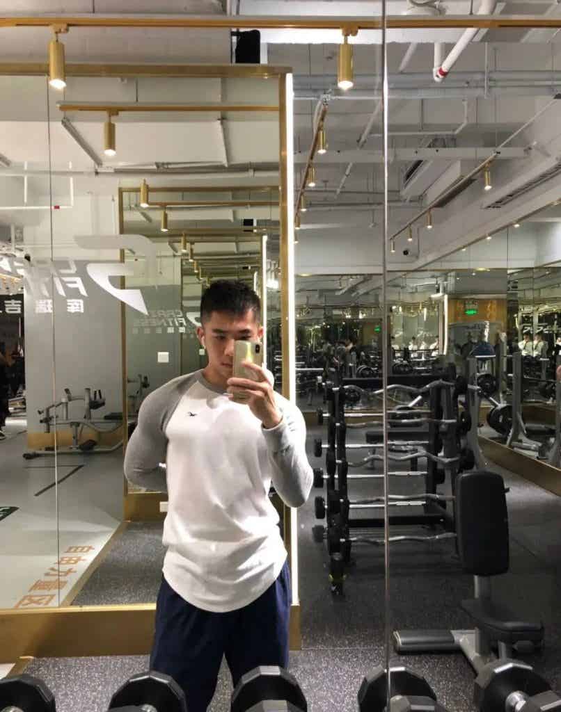 高颜值帅气肌肉男孩，胸肌非常诱惑！