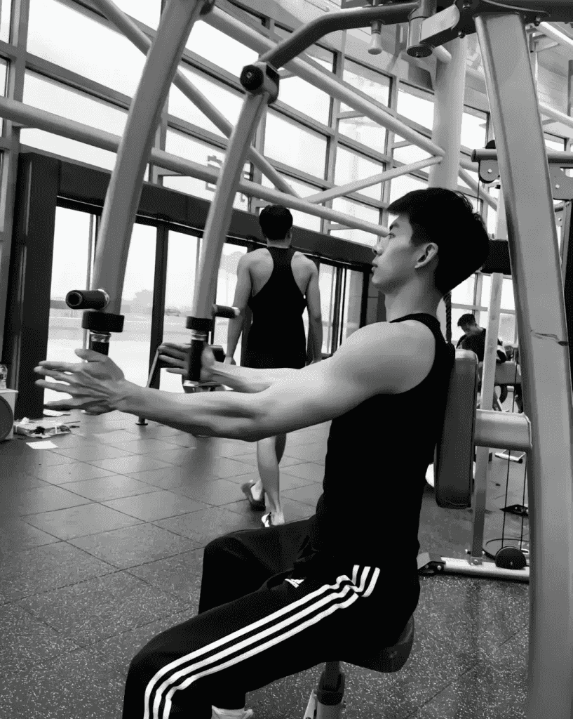 操场上 19 的篮球腹肌帅哥，感受荷尔蒙气息