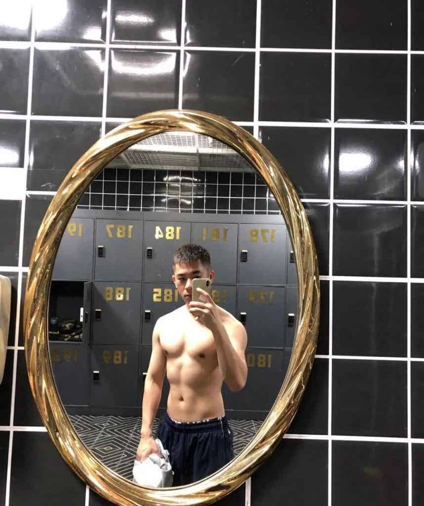 高颜值帅气肌肉男孩，胸肌非常诱惑！