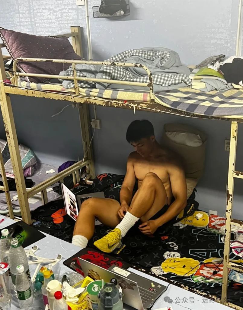 郑州体院 21 的男大体育生洗澡自拍太顶啦,长的不得了! 郑州体院 21 的男大体育生洗澡自拍太顶啦,长的不得了!