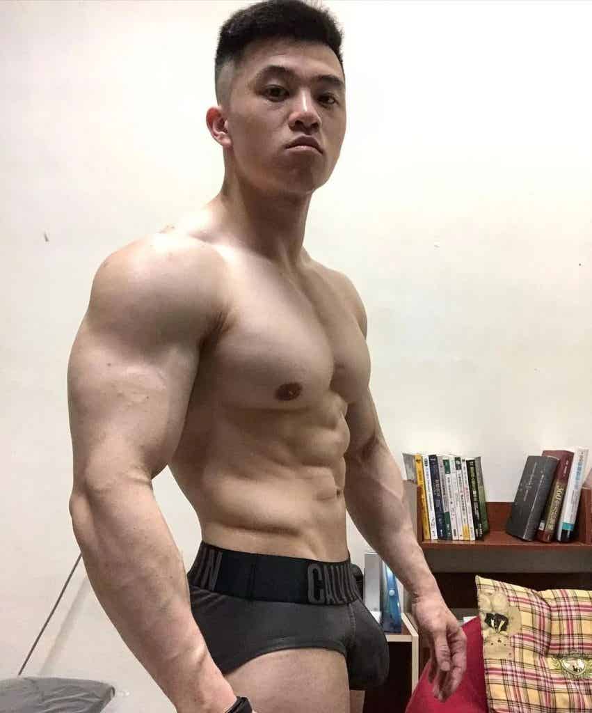 高颜值帅气肌肉男孩，胸肌非常诱惑！