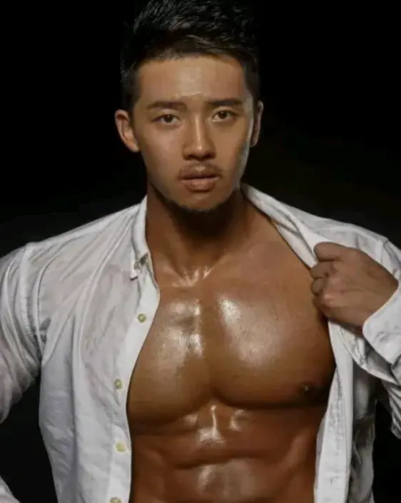 肌肉网红祝万成 29 退伍后实力超强,丛林野性十足 肌肉网红祝万成 29 退伍后实力超强,丛林野性十足