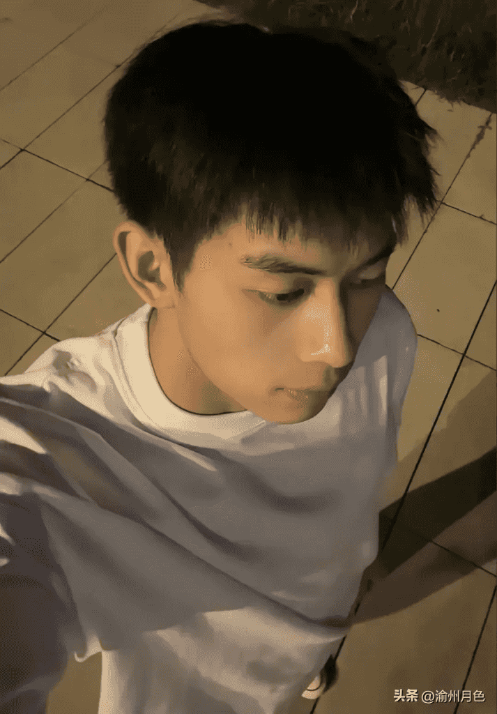 操场上 19 的篮球腹肌帅哥，感受荷尔蒙气息