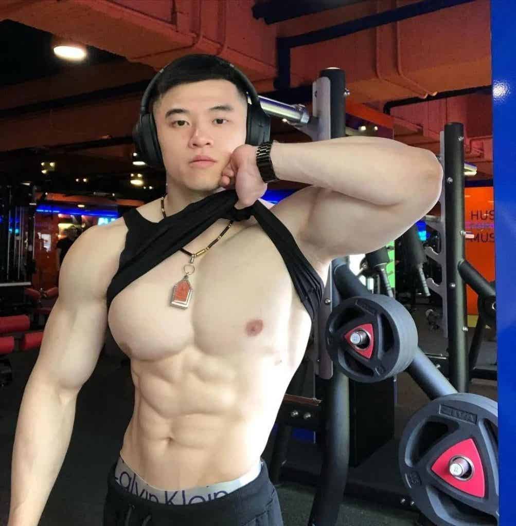 高颜值帅气肌肉男孩，胸肌非常诱惑！