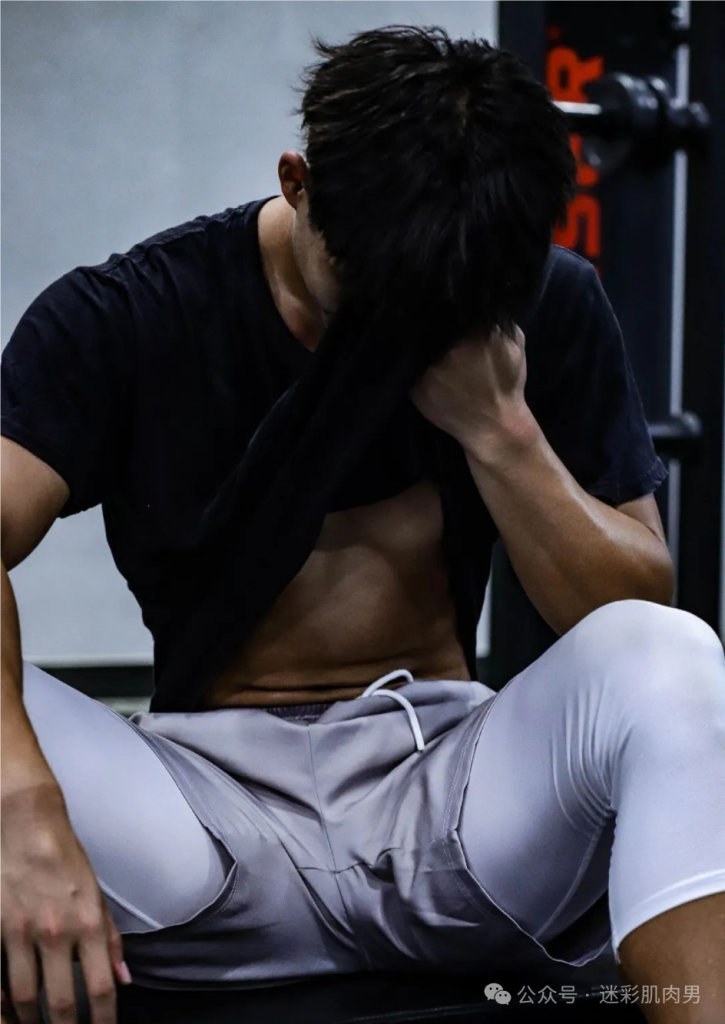 郑州体院 21 的男大体育生洗澡自拍太顶啦,长的不得了! 郑州体院 21 的男大体育生洗澡自拍太顶啦,长的不得了!