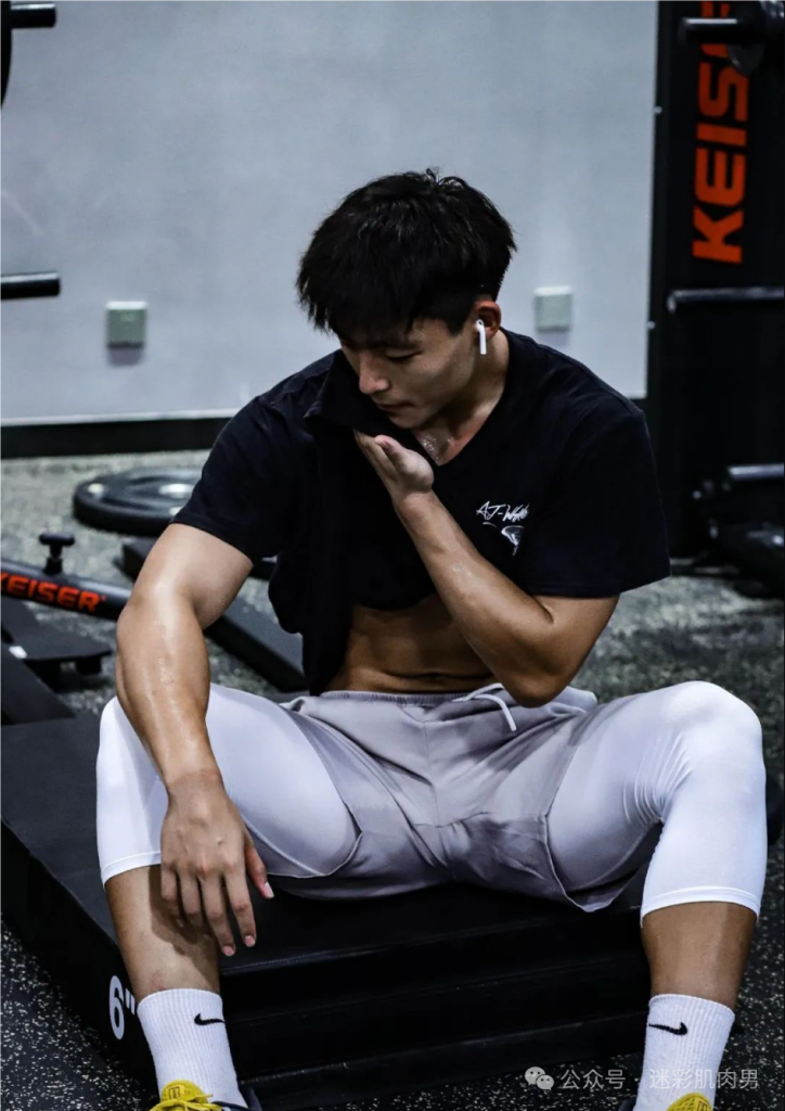 郑州体院 21 的男大体育生洗澡自拍太顶啦,长的不得了! 郑州体院 21 的男大体育生洗澡自拍太顶啦,长的不得了!