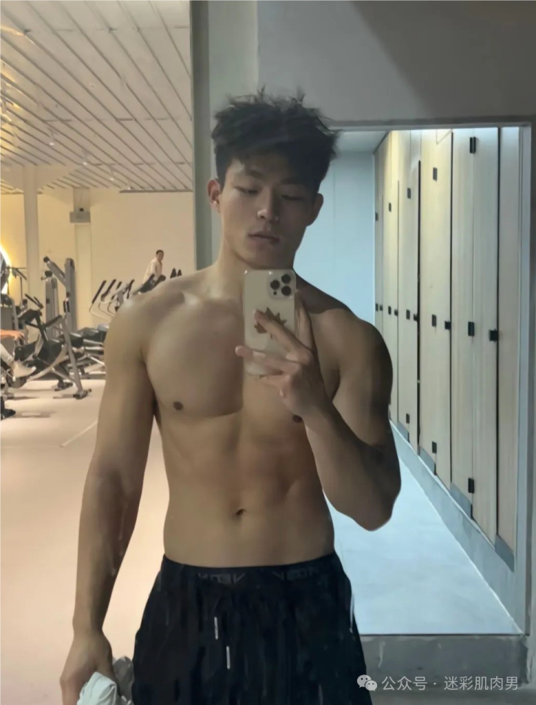 郑州体院 21 的男大体育生洗澡自拍太顶啦,长的不得了! 郑州体院 21 的男大体育生洗澡自拍太顶啦,长的不得了!