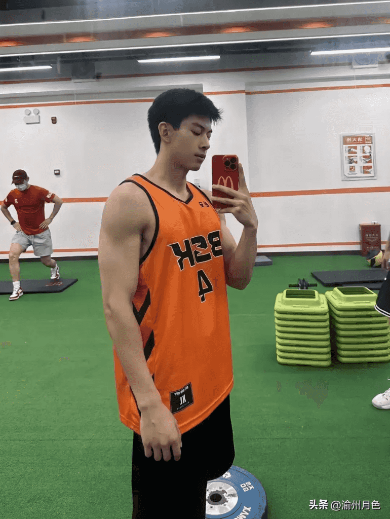 操场上 19 的篮球腹肌帅哥，感受荷尔蒙气息
