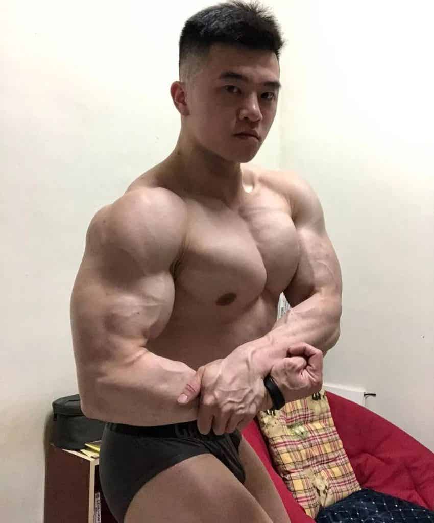 高颜值帅气肌肉男孩，胸肌非常诱惑！