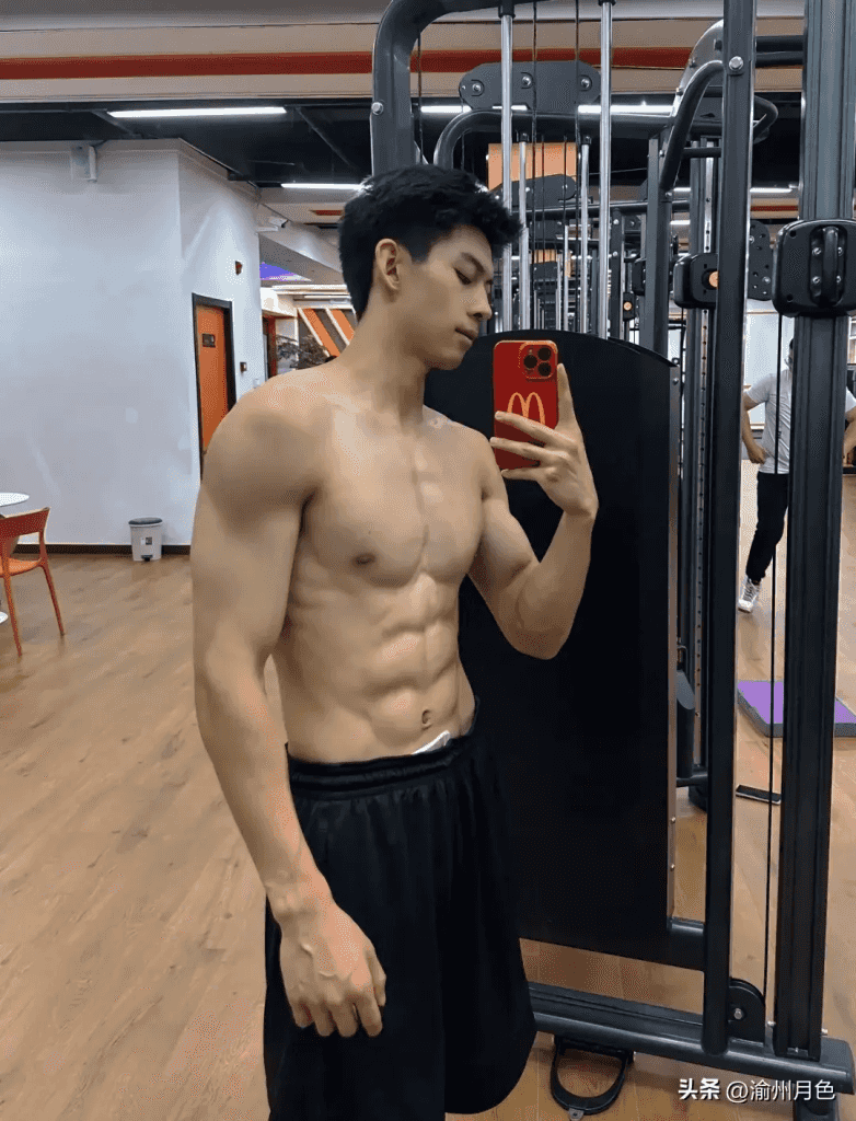 操场上 19 的篮球腹肌帅哥，感受荷尔蒙气息