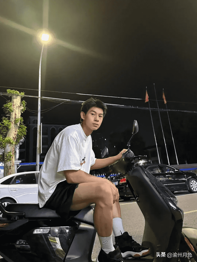 操场上 19 的篮球腹肌帅哥，感受荷尔蒙气息