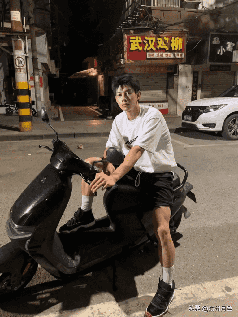 操场上 19 的篮球腹肌帅哥，感受荷尔蒙气息