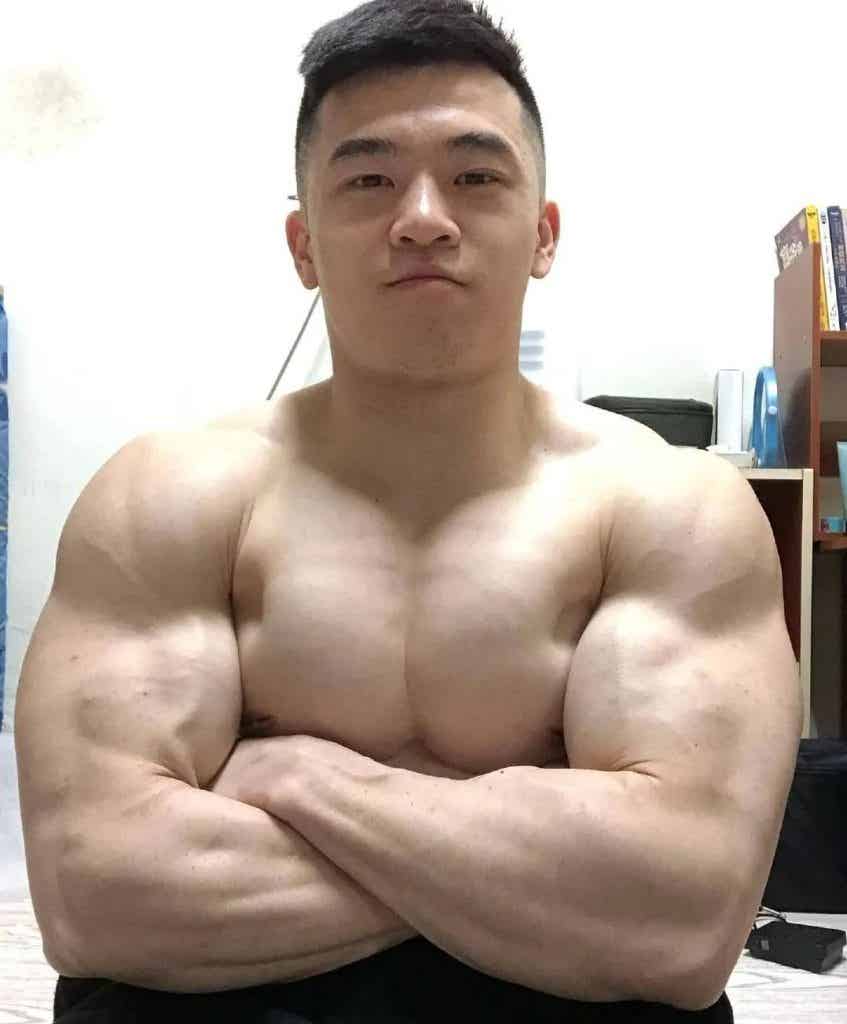 高颜值帅气肌肉男孩，胸肌非常诱惑！