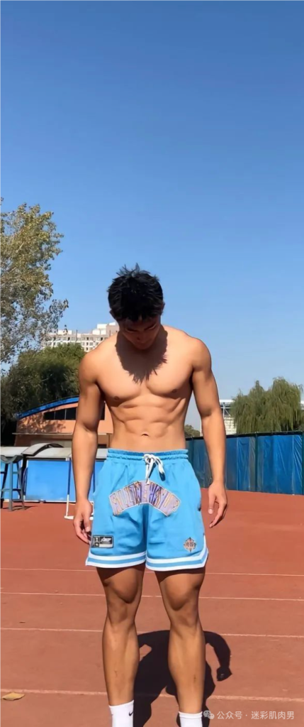 郑州体院 21 的男大体育生洗澡自拍太顶啦,长的不得了! 郑州体院 21 的男大体育生洗澡自拍太顶啦,长的不得了!