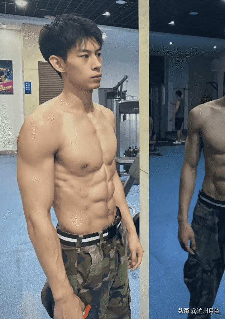 操场上 19 的篮球腹肌帅哥，感受荷尔蒙气息