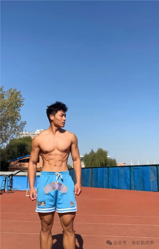 郑州体院 21 的男大体育生洗澡自拍太顶啦,长的不得了! 郑州体院 21 的男大体育生洗澡自拍太顶啦,长的不得了!