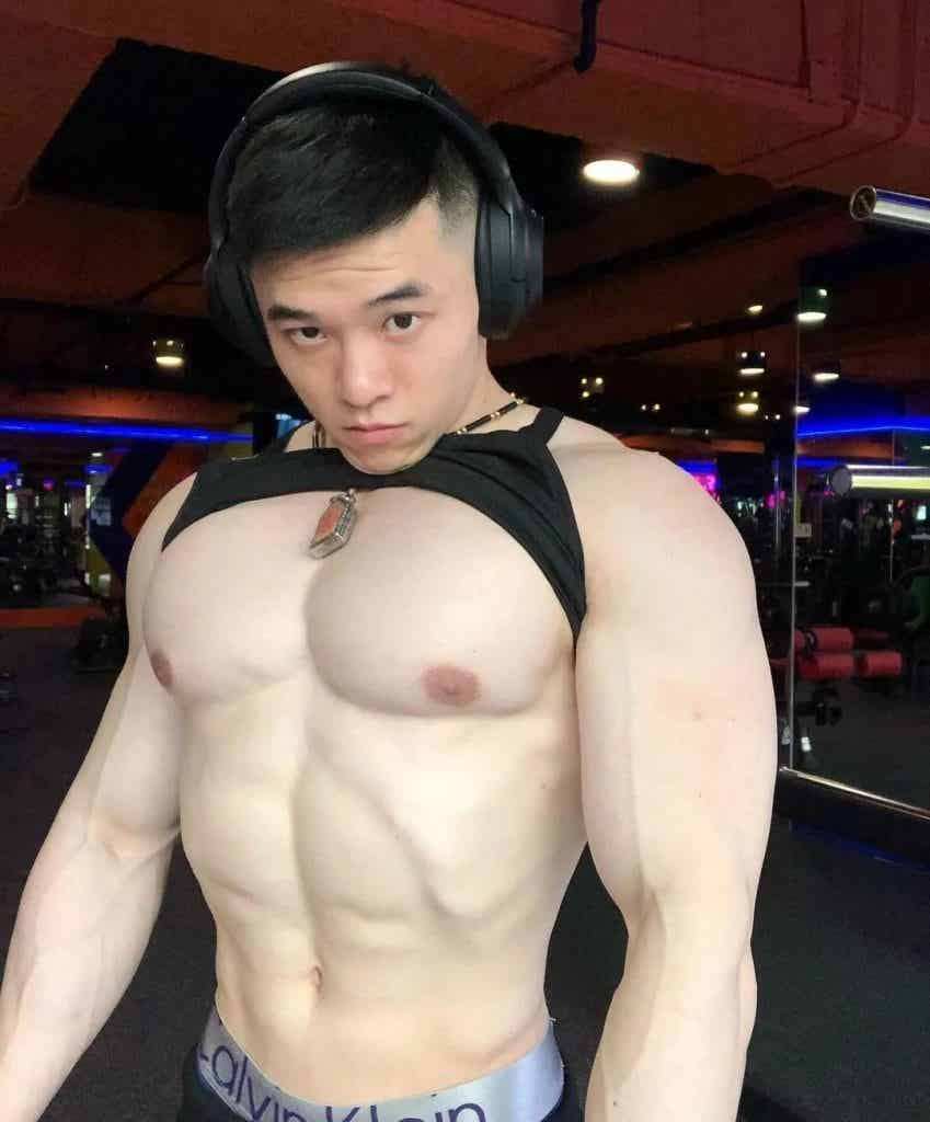 高颜值帅气肌肉男孩，胸肌非常诱惑！