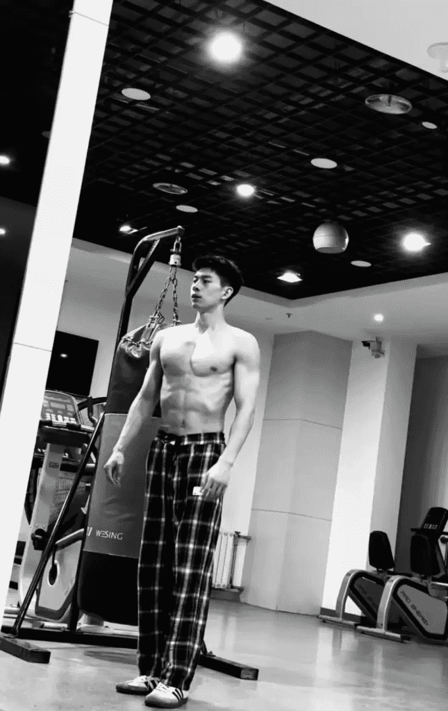 操场上 19 的篮球腹肌帅哥，感受荷尔蒙气息