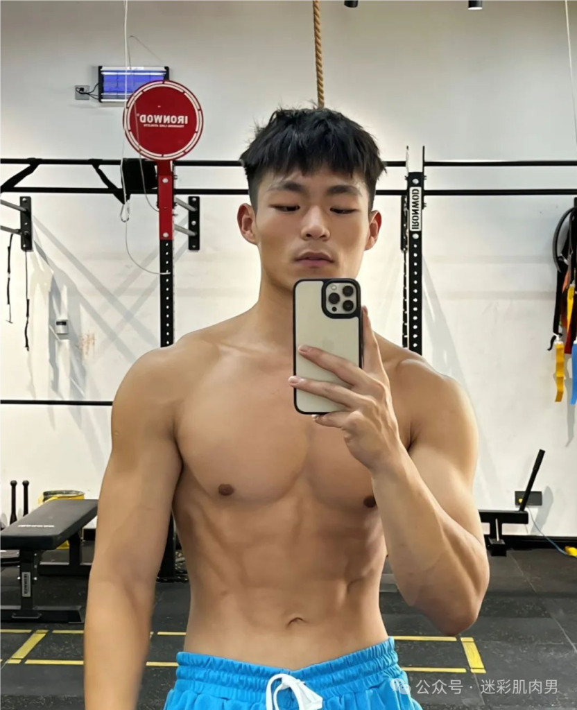 郑州体院 21 的男大体育生洗澡自拍太顶啦,长的不得了! 郑州体院 21 的男大体育生洗澡自拍太顶啦,长的不得了!