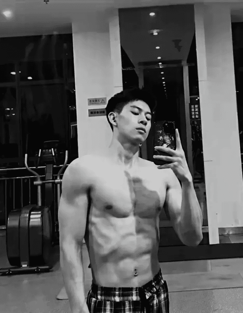 操场上 19 的篮球腹肌帅哥，感受荷尔蒙气息