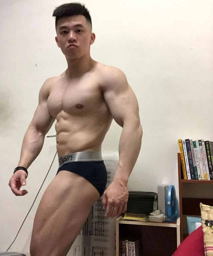 高颜值帅气肌肉男孩，胸肌非常诱惑！