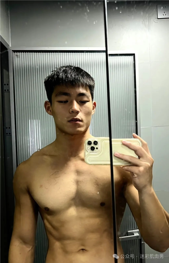 郑州体院 21 的男大体育生洗澡自拍太顶啦,长的不得了! 郑州体院 21 的男大体育生洗澡自拍太顶啦,长的不得了!