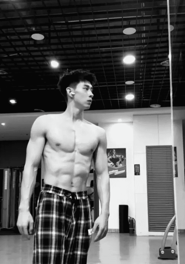 操场上 19 的篮球腹肌帅哥，感受荷尔蒙气息