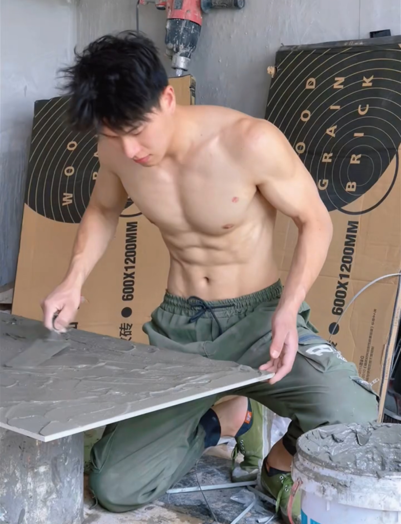 成都肌肉装修工不穿衣服上班,拍视频网上揽客 成都肌肉装修工不穿衣服上班,拍视频网上揽客
