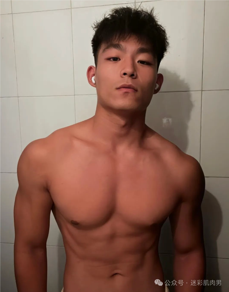 郑州体院 21 的男大体育生洗澡自拍太顶啦,长的不得了! 郑州体院 21 的男大体育生洗澡自拍太顶啦,长的不得了!