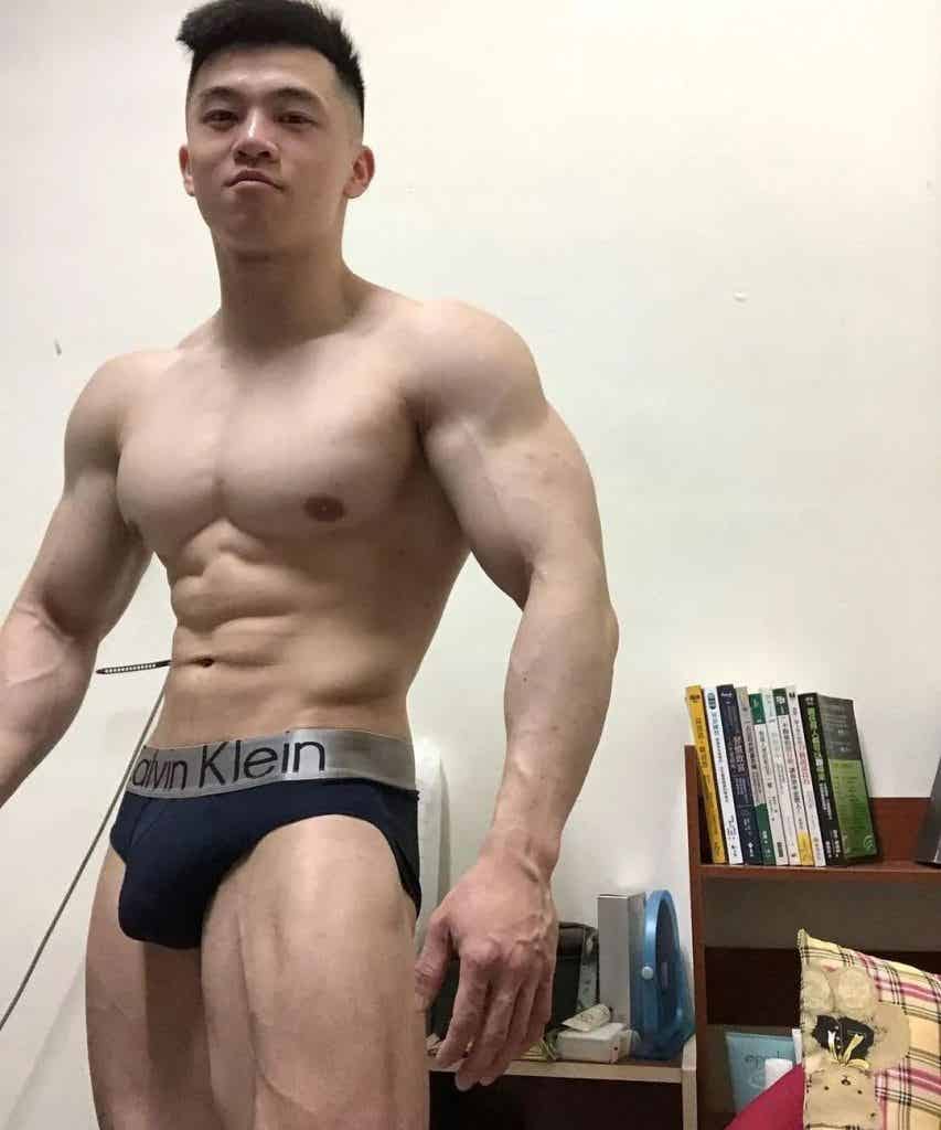 高颜值帅气肌肉男孩，胸肌非常诱惑！