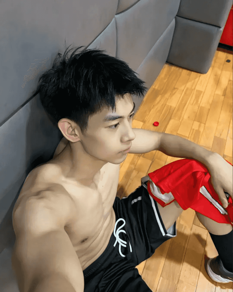 操场上 19 的篮球腹肌帅哥，感受荷尔蒙气息