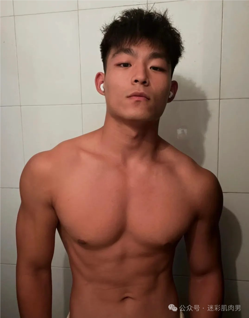 郑州体院 21 的男大体育生洗澡自拍太顶啦,长的不得了! 郑州体院 21 的男大体育生洗澡自拍太顶啦,长的不得了!