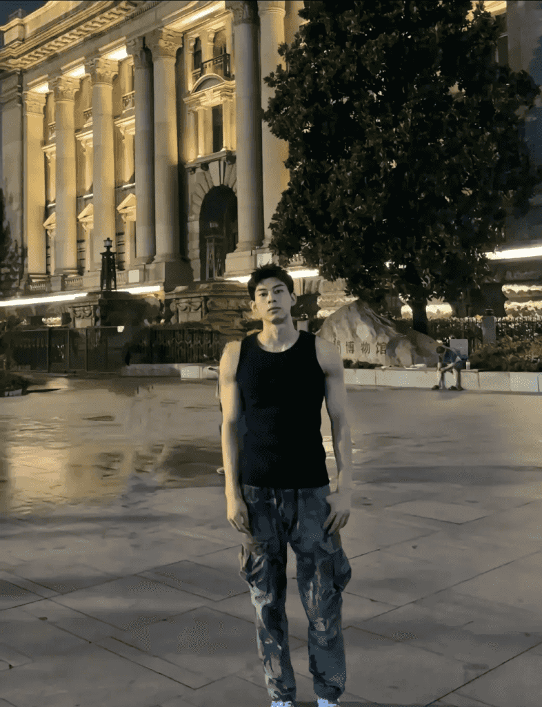 操场上 19 的篮球腹肌帅哥，感受荷尔蒙气息