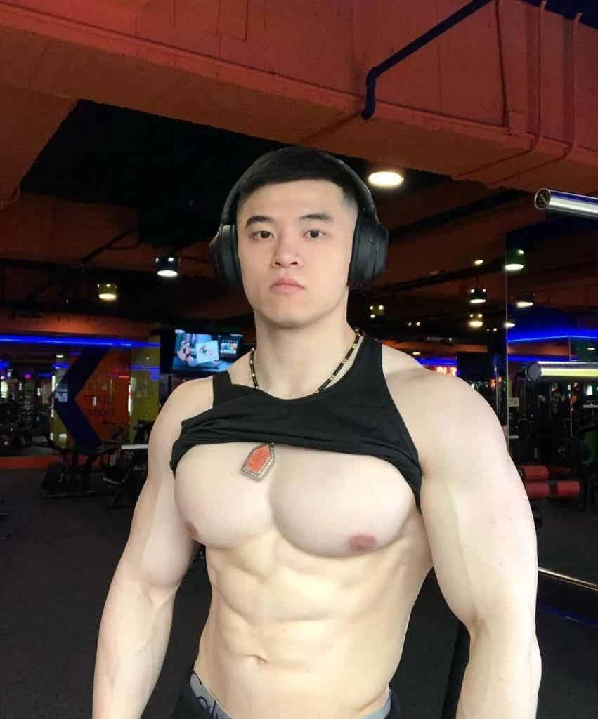 高颜值帅气肌肉男孩，胸肌非常诱惑！