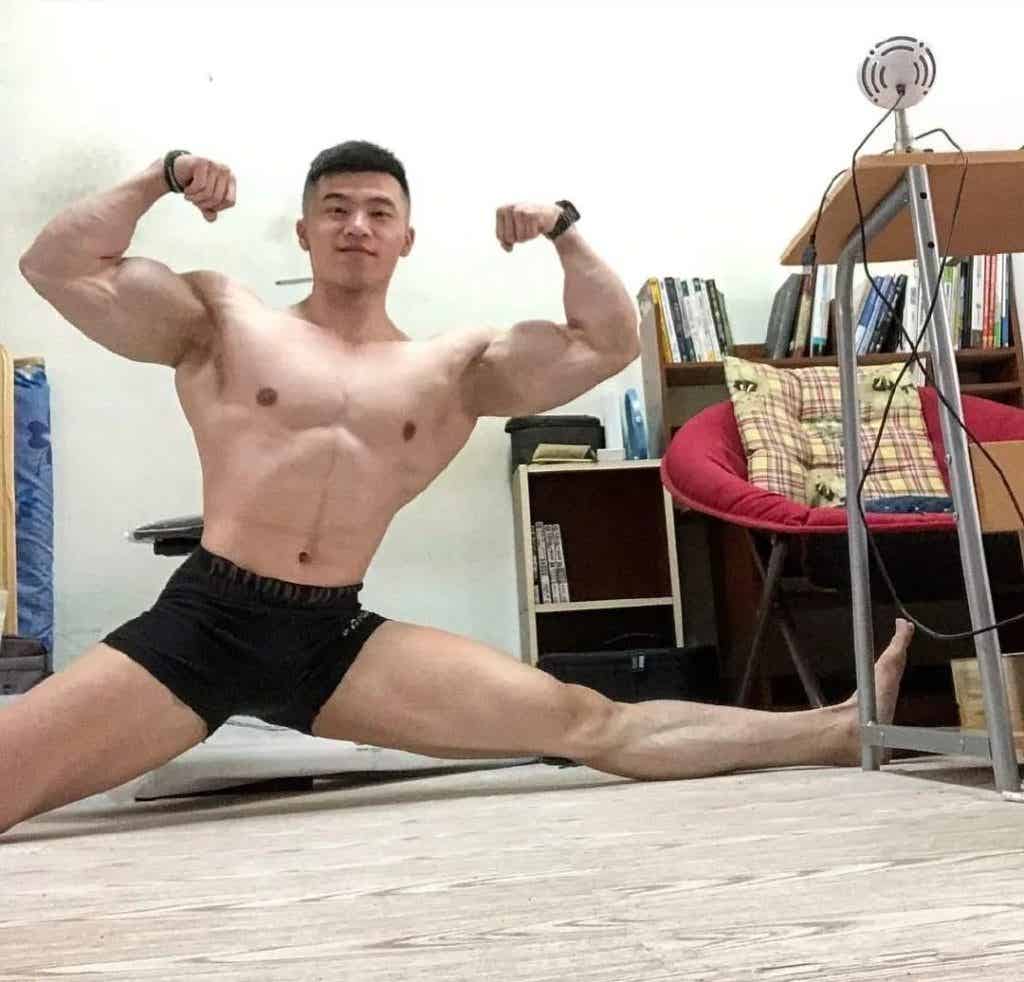 高颜值帅气肌肉男孩，胸肌非常诱惑！