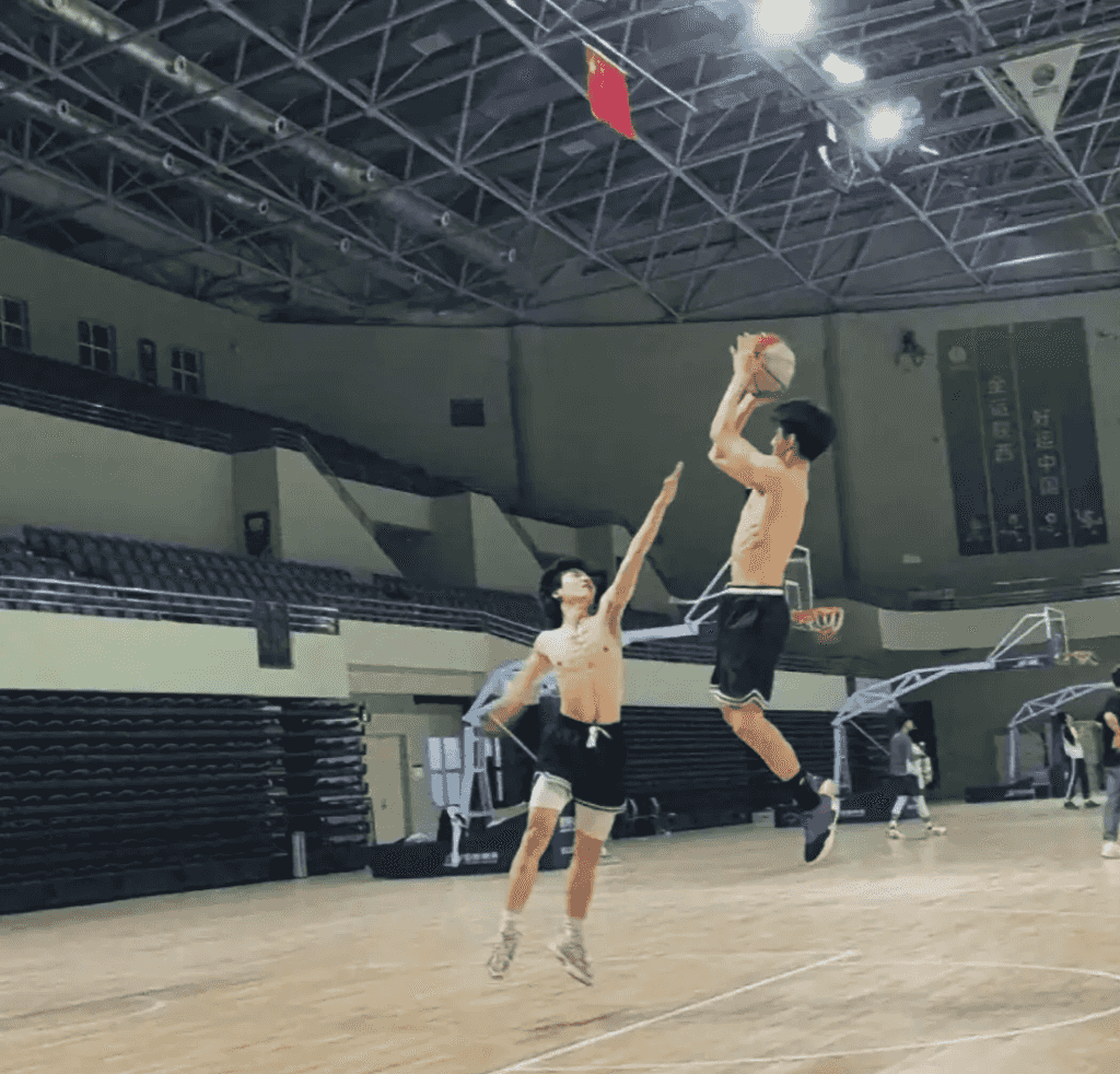 操场上 19 的篮球腹肌帅哥，感受荷尔蒙气息