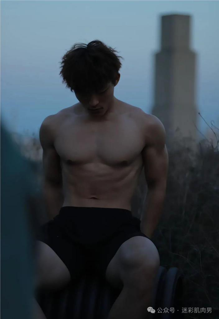 郑州体院 21 的男大体育生洗澡自拍太顶啦,长的不得了! 郑州体院 21 的男大体育生洗澡自拍太顶啦,长的不得了!