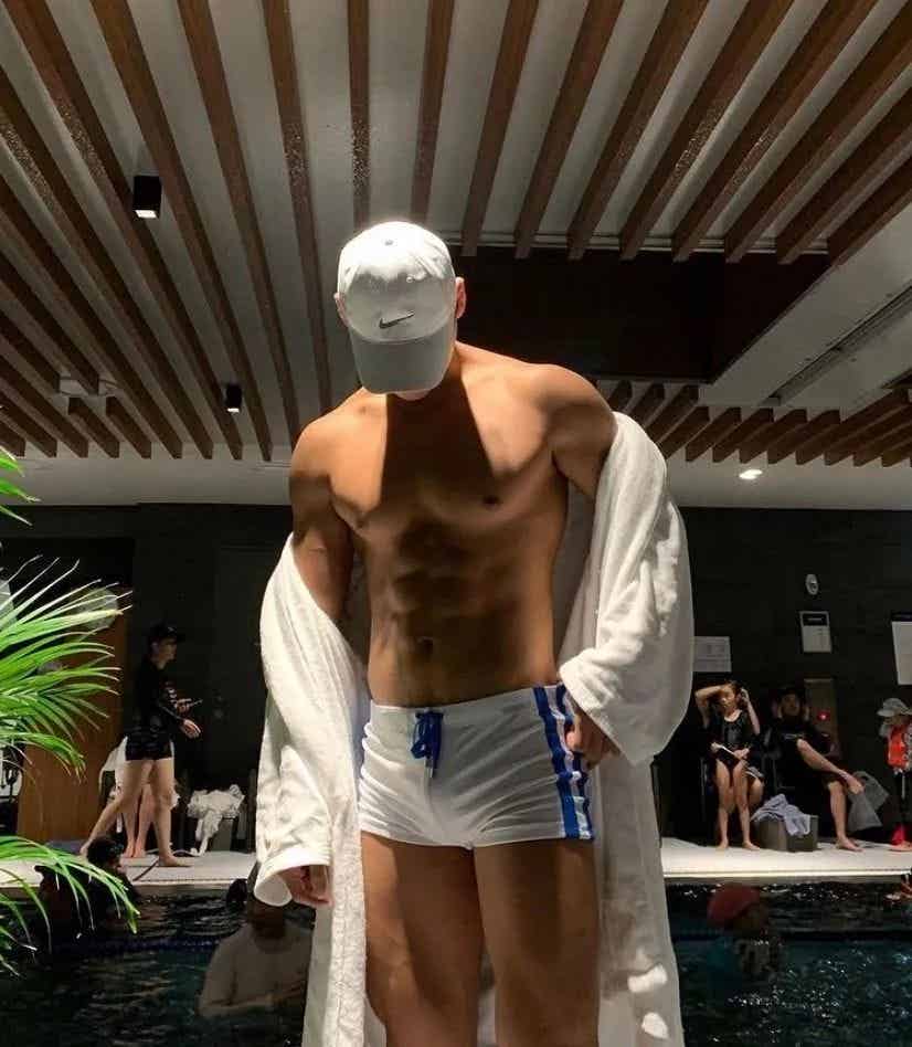 高颜值帅气肌肉男孩，胸肌非常诱惑！