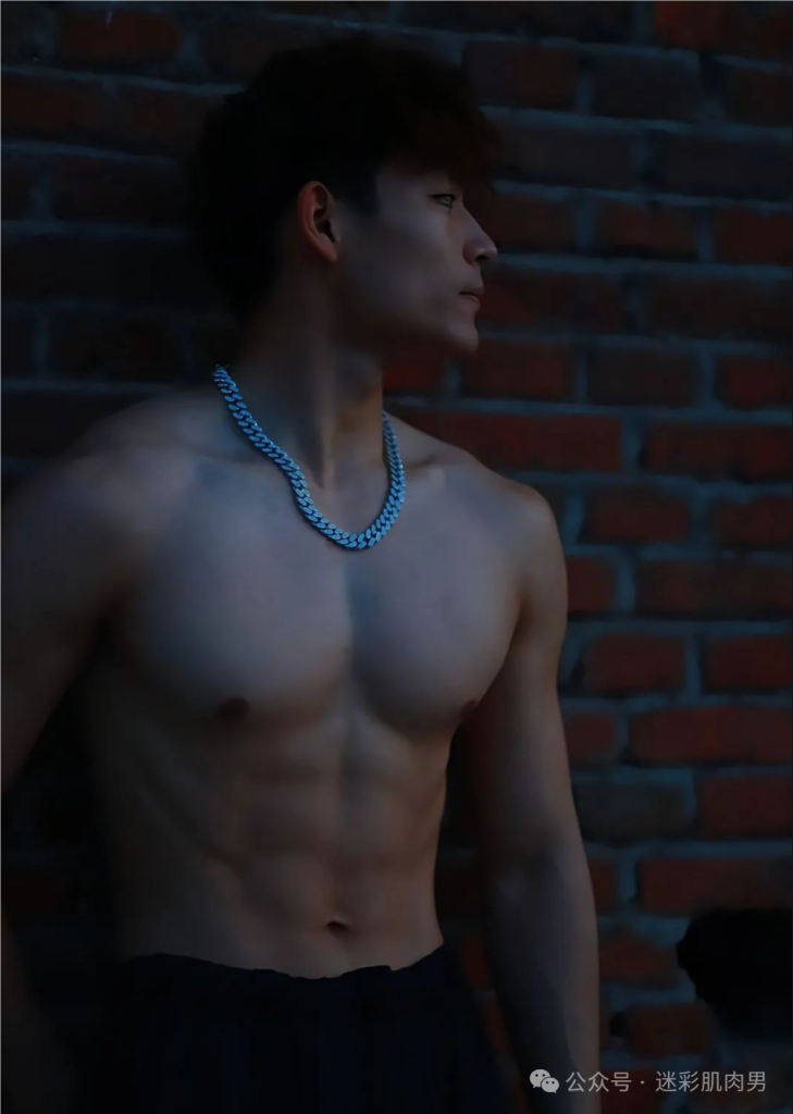 郑州体院 21 的男大体育生洗澡自拍太顶啦,长的不得了! 郑州体院 21 的男大体育生洗澡自拍太顶啦,长的不得了!