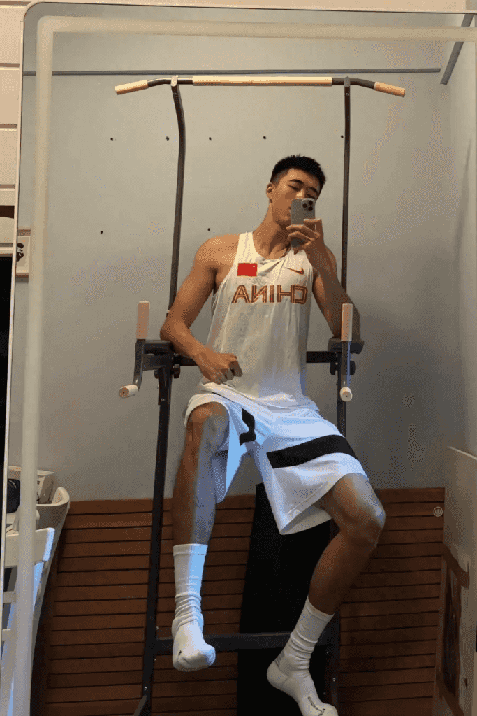 大长腿 192 浓毛体育生，直播白袜性感又迷人