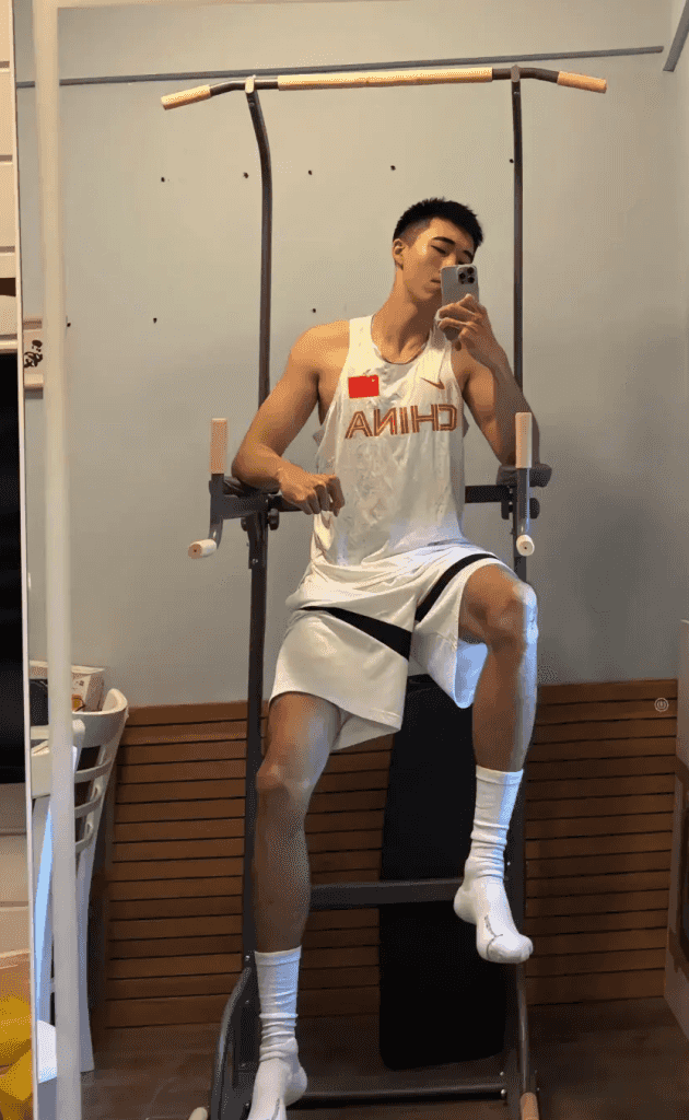 大长腿 192 浓毛体育生，直播白袜性感又迷人