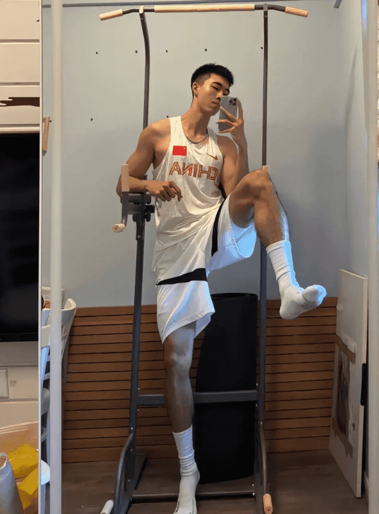 大长腿 192 浓毛体育生，直播白袜性感又迷人