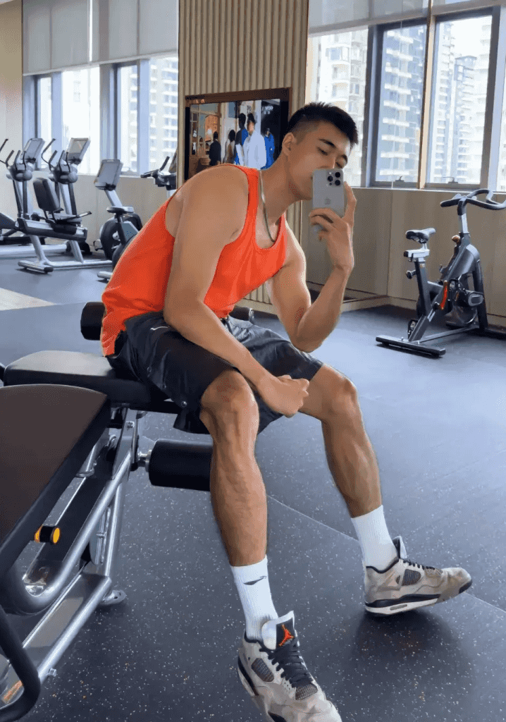 大长腿 192 浓毛体育生，直播白袜性感又迷人