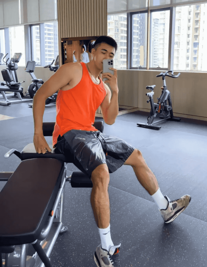 大长腿 192 浓毛体育生，直播白袜性感又迷人