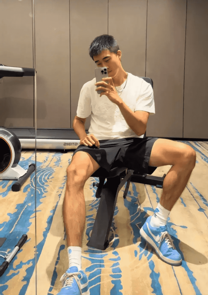 大长腿 192 浓毛体育生，直播白袜性感又迷人