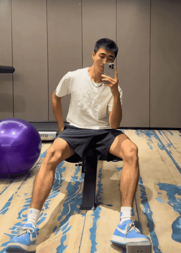 大长腿 192 浓毛体育生，直播白袜性感又迷人