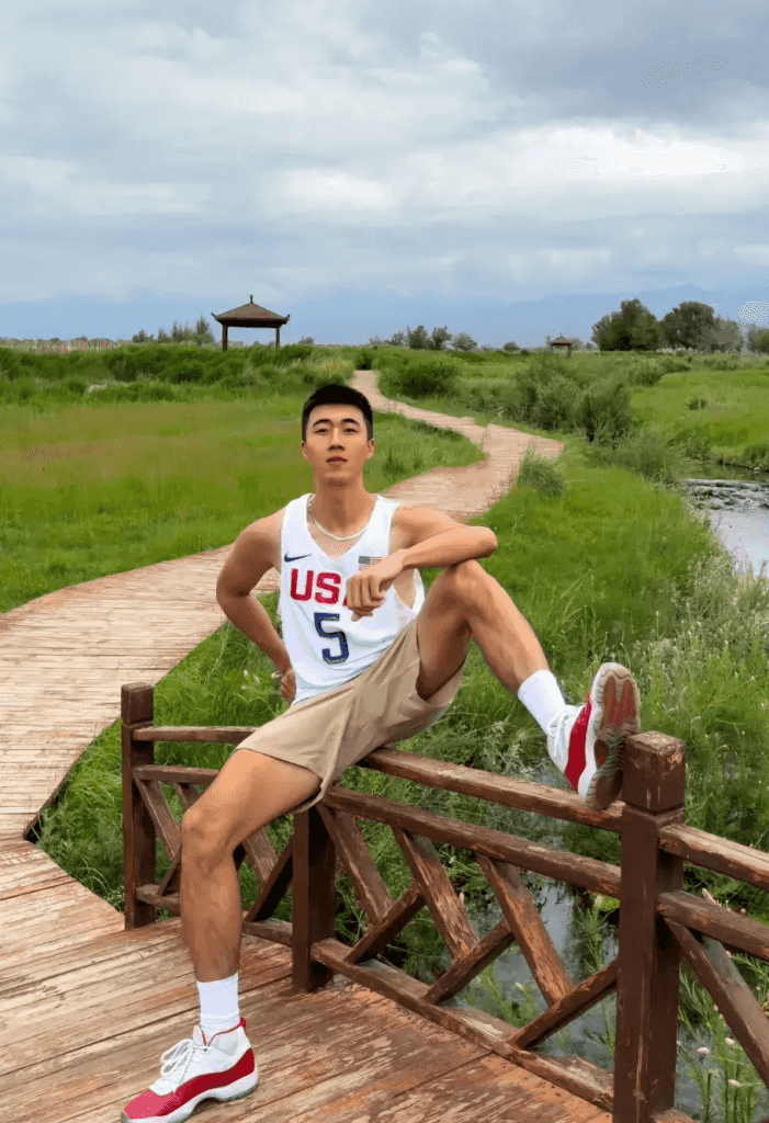 大长腿 192 浓毛体育生，直播白袜性感又迷人