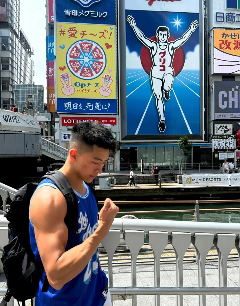 成都 25 大胸肌腹肌超帅的黑皮体育生